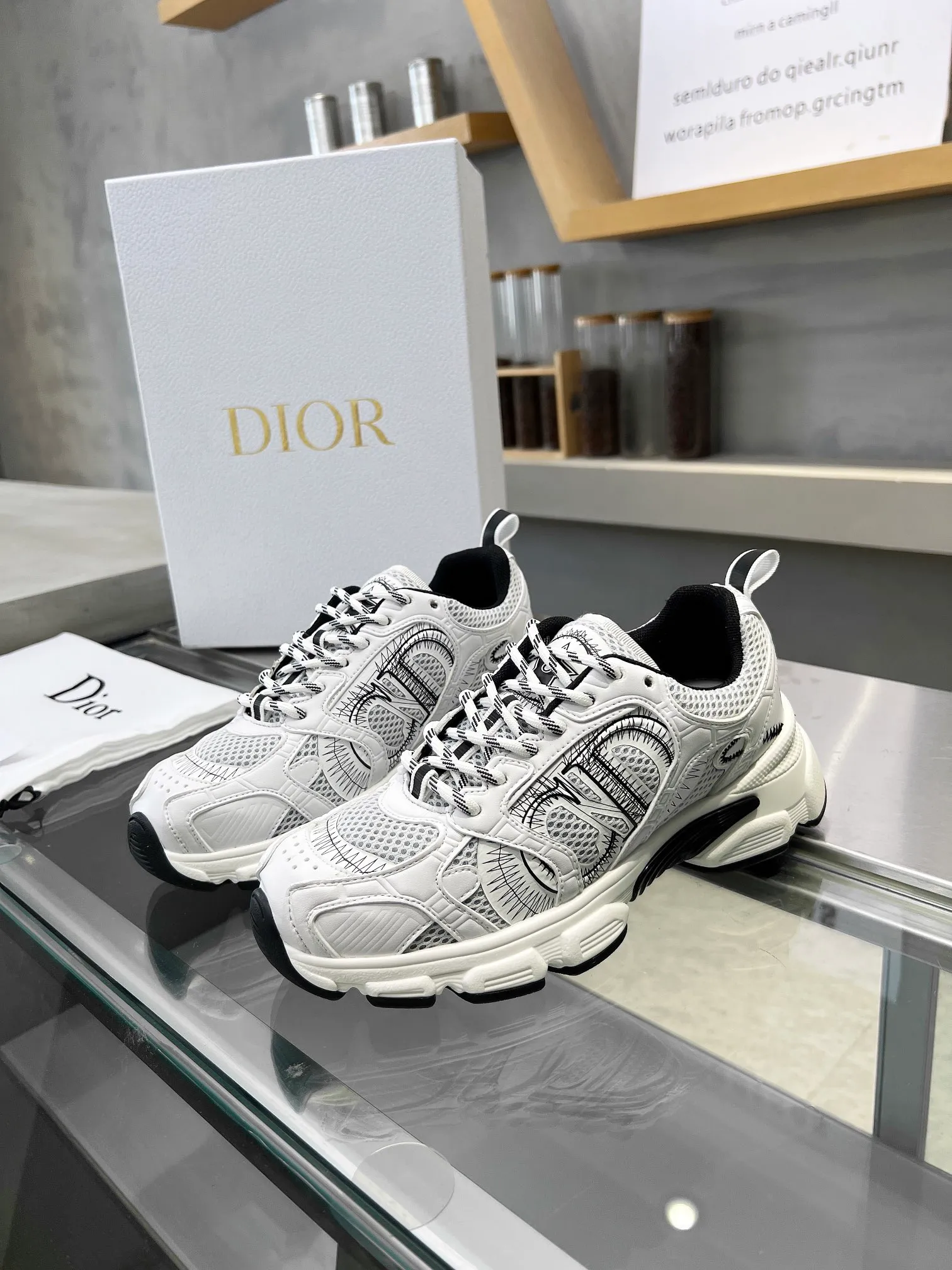 👟👟Ex-factory price 600👟👟 Women's shoes, women's clothing, women's shoes, women's clothing 2024's latest hot model Reba's brand new CHRONO shoes, the same model as Dior's DIOR, have a large amount of silver glossy structure and gray mesh material. The rebound of the sole has also been improved. The ultra-light outsole feels great👍👍👍. It has been increased by 5 centimeters. The recently popular thick-soled style makes you fall in love with it at first glance. The size is 35-40.